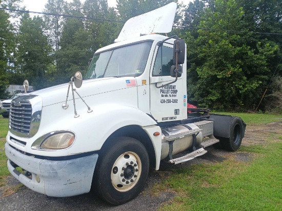 2005 Freightliner Day Cab