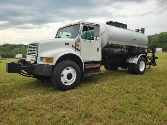 2001 International 4700 Asphalt Tanker w/ Sprayer