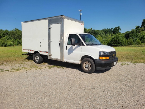 2021 Chevrolet Express 3500 14' Box Truck