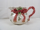 FITZ AND FLOYD OLD WORLD CHRISTMAS BAG HOLLY BERRY 1.5 QT PITCHER WITH BOW.