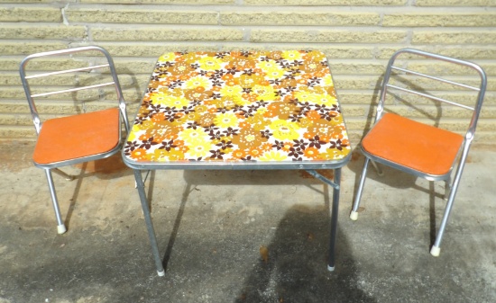 MCM STYLE CHILDREN'S DINING SET INCLUDING TABLE AND (2) CHAIRS