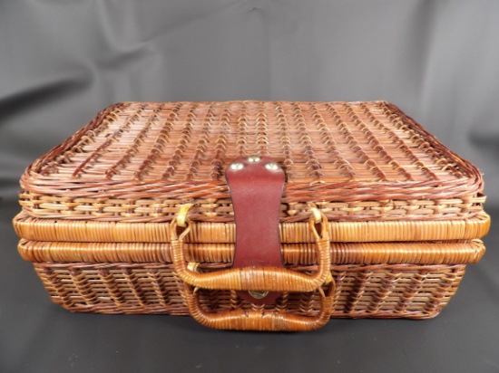 CUTE WICKER PICNIC BASKET
