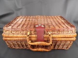CUTE WICKER PICNIC BASKET