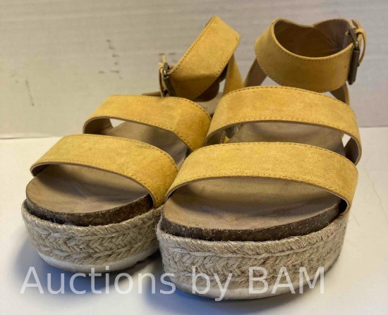 UNIVERSAL THREAD ANNIE RAISED YELLOW SANDALS WOMENS SIZE 7