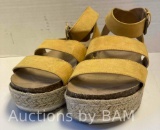 UNIVERSAL THREAD ANNIE RAISED YELLOW SANDALS WOMENS SIZE 7