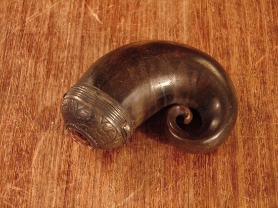 A silver topped Scottish ram horn snuff mull