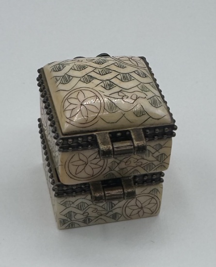 Vintage Carved Chinese Trinket