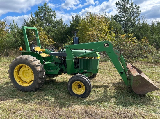 John Deere 2040 Tractor with Frond End Loader and Bucket