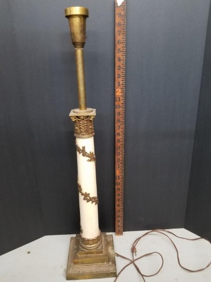 Stiffel Table Lamp With Metal Brass Grapevine Design