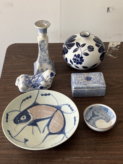Chinese blue and white descorative grouping