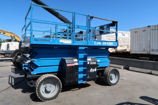 2014 Genie GS-4390 4 wd, 4 Cylinder Dual Fuel Scissor Lift