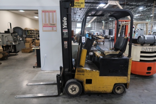 Yale ERC030ABN36SF092 3000# Capacity Electric Forklift, 3 Stage Mast, Side