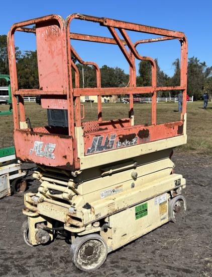 JLG 19' Platform Lift