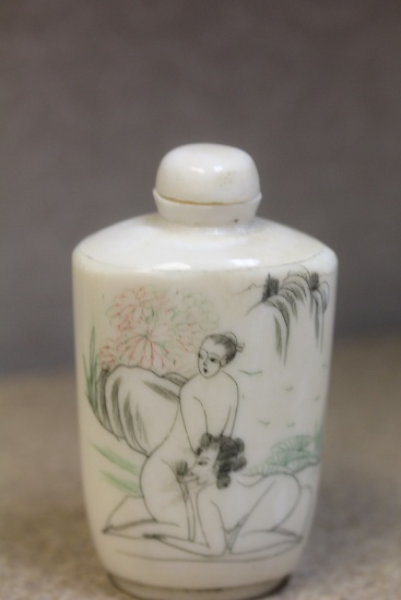 Erotica snuff bottle