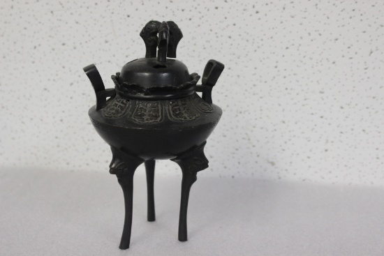 A Chinese Bronze Urn
