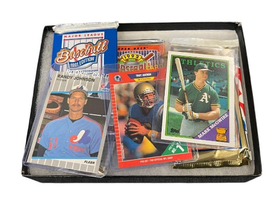 FIVE SEALED BASEBALL, BASKETBALL, AND FOOTBALL SPORT CARD PACKS, PLUS LOOSE ROOKIE CARDS