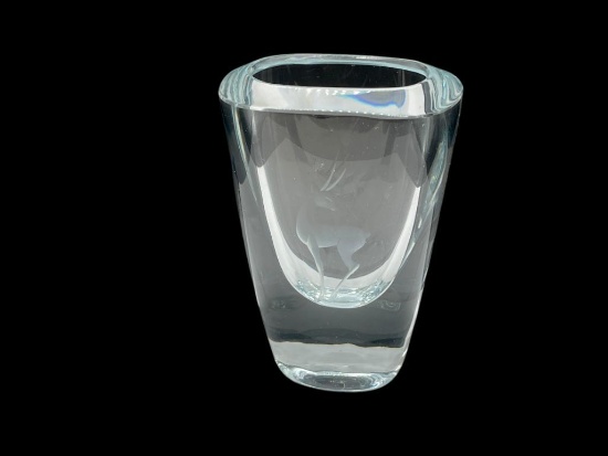 STROMBERG MID-CENTURY HEAVY THICK CRYSTAL VASE WTH ETCHED IMAGE MADE IN SWEDEN