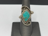 VINTAGE NATIVE AMERICAN STERLING SILVER TURQUOISE RING FEATURING LARIAT ROPE BORDER
