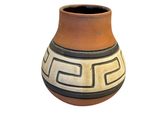 1910'S WELLER SOUEVO NATIVE AMERICAN DESIGN CARVED POT ARTS AND CRAFTS / MISSION STYLE POTTERY