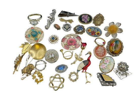 ASSORTED COSTUME JEWELRY BROOCHES INCLUDING MANY VINTAVE INCLUDING MICRO-MOSAIC DESIGNS