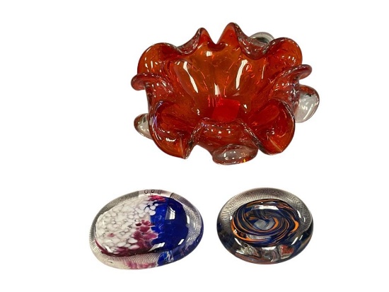VINTAGE HAND BLOWN ART GLASS PINCHED RIM BOWL AND COBALT BLUE PAPERWEIGHTS