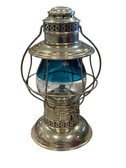 20TH CENTURY KELLY LAMP CO. CHROME FINISH RAILROAD CONDUCTOR PRESENTATION LANTERN WITH BLUE GLOBE