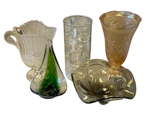 COLLECTIBLE AND DECORATIVE GLASSWARE INCLUDING IRIS AND HERRINGBONE MARIGOLD VASE, ART GLASS BOWLS