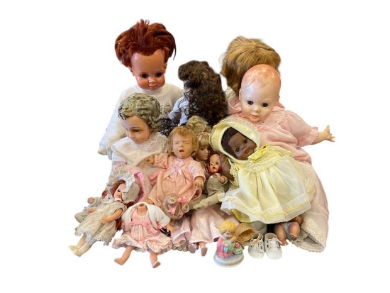 GROUP OF COLLECTIBLE DOLLS MOSTLY VINLY DOLLS, MAJORITY ARE JOINTED