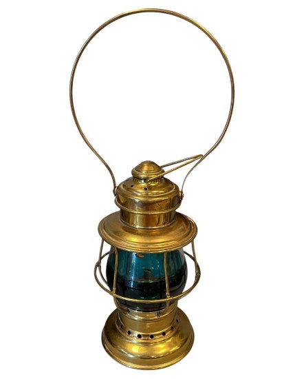 1960'S ADLAKE POLISHED BRASS CONDUCTORS RAILROAD LANTERN WITH CLEAR AND BLUE GLASS GLOBE