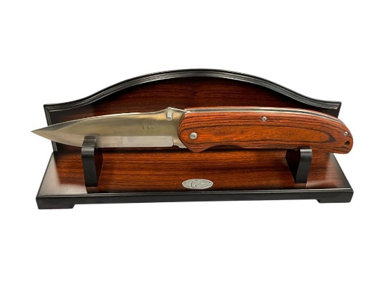 OVERSIZED DUCKS UNLIMITED COMMEMORATIVE FOLDING KNIFE WITH WOOD HANDLE AND WOOD DISPLAY SHELF