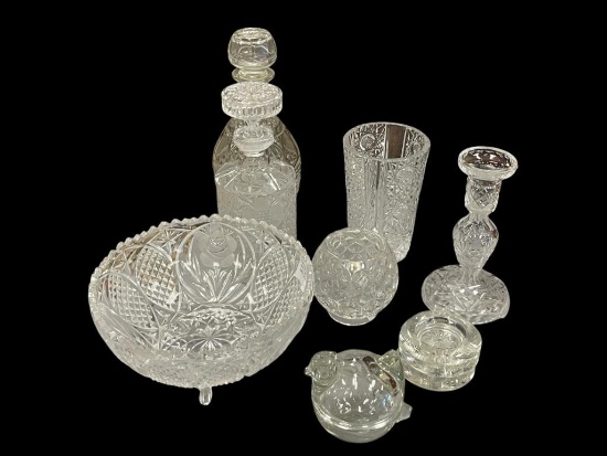 10 PIECES OF GLASS TABLEWARE INCLUDING CUT GLASS VASE, CRYSTAL CANDLESTICK, ANCHOR HOCKING HEN, E...