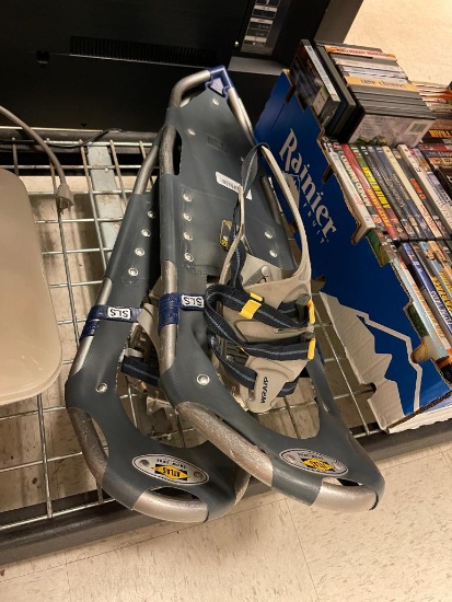 PAIR OF ATLAS SNOWSHOES MODEL 930 SLS