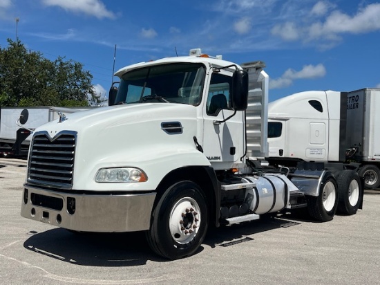2008 MACK PINNACLE CXU613 TANDEM AXLE DAYCAB TRUCK DIESEL ONLY 443K MILES
