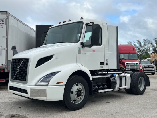2022 VOLVO VNR AINGLE AXLE DAYCAB SEMI TRUCK DIESEL ONLY 171K MILES