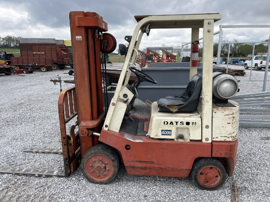 Datson 4000 forklift showing 8375hrs