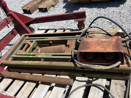 Hydraulic jack with pedal controls