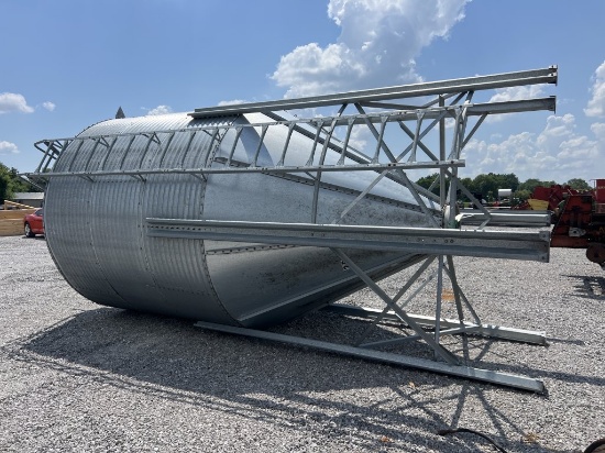15 ton feed bin with small rust spot