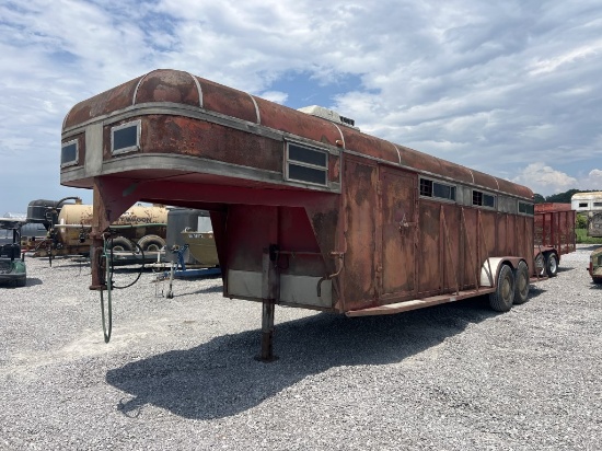 Gooseneck horse trailer