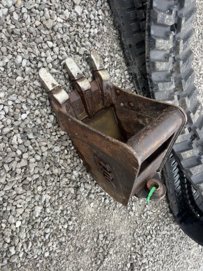 Trackhoe bucket 12"