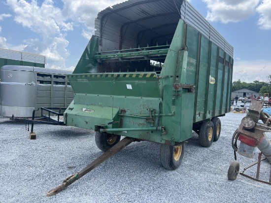 Tandem axle silage wagon