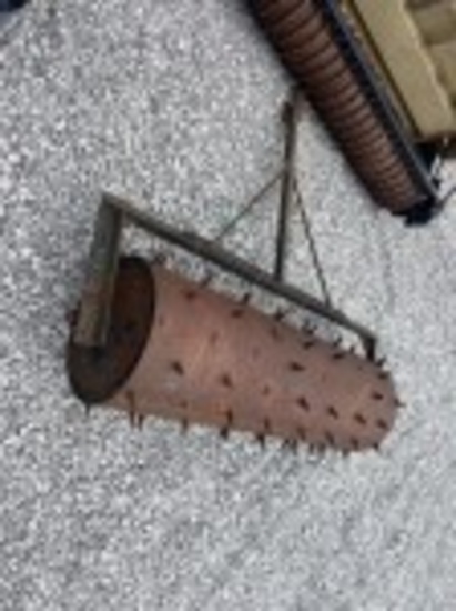 Yard spike roller