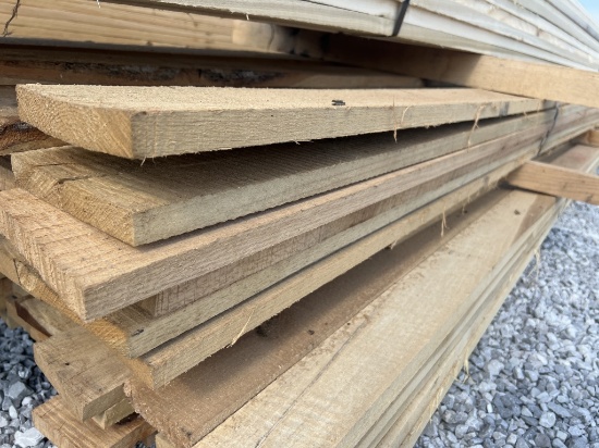 Stack of 28 1x6 x 16‘ oak boards.(metal stack)