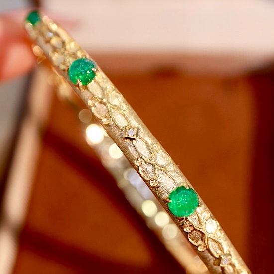 14k Gold 2.94 Ctw Natural Emerald & Diamond Bangle