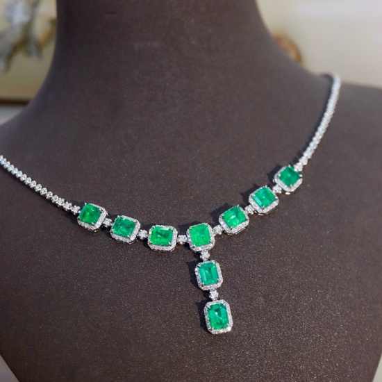 14k Gold 7.80 Ctw Natural Emerald & Diamond Necklace