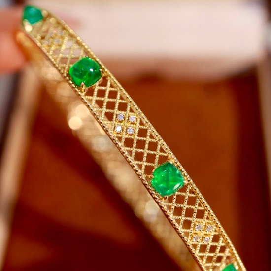 14k Gold 2.98 Ctw Natural Emerald & Diamond Bangle
