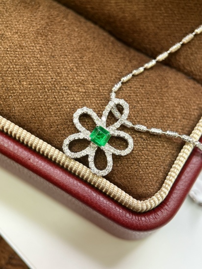 14k Gold 0.32 Ctw Vivid Green Natural Emerald & Diamond Pendant( Without Chain )