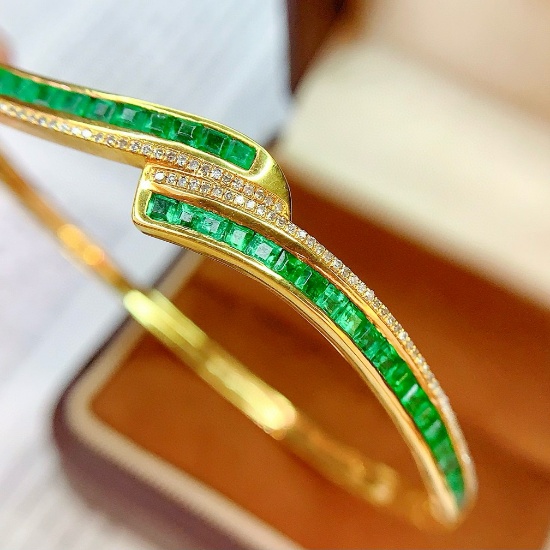 14k Gold 4 Ct Natural Emerald & Diamond Bangle