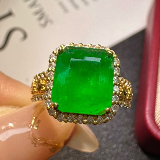 14k Gold 3.2 Ct Vivid Green Natural Emerald & Diamond Ring