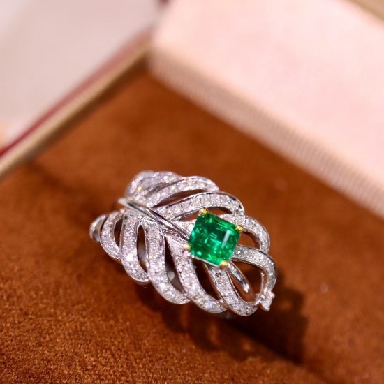 14k Gold 0.96 Ctw Vivid Green Natural Emerald & Diamond Ring