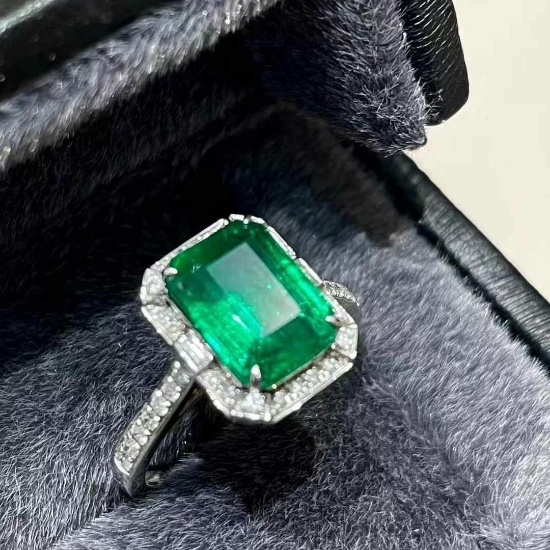 14k Gold 3.1 Ct Vivid Green Natural Emerald & Diamond Ring